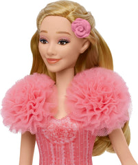 Păpușă cântătoare Mattel Glinda din Wicked and Accessories, articulată cu aspect inspirat din filme și ținută detașabilă, cântă „Loved by Us”, JLG49, roz