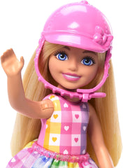 Barbie Chelsea And Pony Păpușă și ponei - încalecă în timpul jocului pentru a sta în siguranță pe cal, șa roz și tije, include cască și rochie drăguță în carouri, pentru copii de la 3 ani, HTK29 Papusi Naty Shop