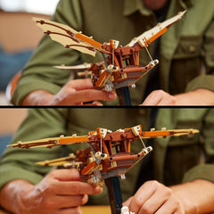 LEGO Icons La macchina volante con ali battenti di Leonardo Da Vinci - Include minifigure e supporto - Set da costruzione per adulti - Set decorazioni per la casa - Idea regalo - 10363 Set da costruzione Besuche den LEGO-Store