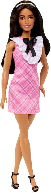 Barbie Fashionistas - Sportliche Puppe mit schwarzem Haar und perlenähnlichem Haarreifen, trägt rosafarbenes Karokleid mit schwarzer Schleife und gerüschtem Kragen, für Kinder ab 3 Jahren, HJT06