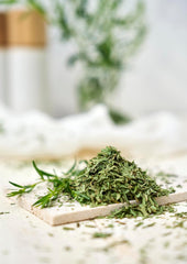 Fuchs Gewürze - Estragon gerebelt - französisches Kraut zur Verfeinerung von Saladen, Sauce Hollandaise oder Rührei - ingredienti naturali - 10 g in wiederverwendbarer, recyclebarer Dose