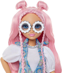 Barbie Dream Besties Puppe und Accessoires, bewegliche Daisy Jean-Modepuppe mit ausziehbaren Moden und welligem, pinkem Haar, 9 Teile zum Thema DJ und Musik, JDD74