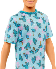Barbie Ken Fashionistas - T-shirt con stampa di cactus e palme, pantaloncini bianchi e scarpe da ginnastica, perfetta per avventure con gli amici e passeggiate in città, per bambini dai 3 anni in su, bambole HJT10 Naty Shop