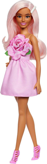 Păpușa Barbie Fashionistas nr. 238 cu păr roz pastel, rochie fără bretele cu corsaj roz, agrafă de păr cu perle și pantofi cu toc înalt și barete, HYT94
