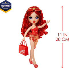 Rainbow High Swim & Style - Ruby (rosso) - bambola alta 28 cm con pareo lucido, può essere indossata in più di 10 modi - costume da bagno estensibile, sandali, accessori per il gioco - giocattolo - ideale da 4 a 12 anni Naty Shop Dolls