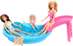 Păpușă Barbie și accesorii - piscină cu tobogan și accesorii pentru ore întregi de distracție la soare, costum de baie roz cu design tropical, pentru copii cu vârsta de 3 ani și peste, HRJ74