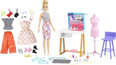 Barbie HDY90 - Păpușă designer de modă (30,40 cm) și studio, peste 25 de accesorii de design și modă, birou de design, scaun, mașină de cusut, mostre de materiale textile, manechin și multe altele, jucărie pentru vârste de 3 ani și peste