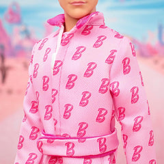 Barbie Ken-Sammelpuppe zum Barbie-Spielfilm, Ryan Gosling als Ken in rosafarbenem Overall mit B-Aufdruck, weißen Sneakern und bunten Inlineskates, JCP80