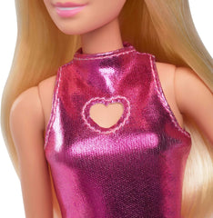 Păpușa Barbie Fashionistas nr. 230 cu păr blond, rochie mini metalică roz cu decupaj în formă de inimă, brățară albă și tocuri înalte, HYT88