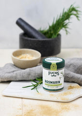 Fuchs Gewürze - Rosmarin gemahlen - zum Würzen von Fisch, Fleisch und Gemüse - natürliche Zutaten - 30 g in wiederverwendbarer, recyclebarer Dose
