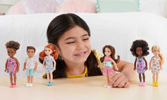 Barbie Chelsea Club – HGT07 – Păpușă, 15 cm, cu articulații, fetiță mestiză cu flori roz