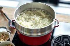 STAUB Gusseisen Bräter/Cocotte, Mit Dämpfeinsatz Aus Edelstahl, Rund 26 Cm, 5.2 L, Aromaregen Funktion Für Optimale Befeuchtung, Für Alle Herdarten Inkl. Induzione & Backofen, Kirschrot, Rot Stampi e teglie per dolci Naty Shop