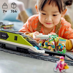 Treno espresso passeggeri LEGO City, set di treni telecomandati, giocattolo ferroviario con fari, 2 carrozze e 24 elementi di binario, regalo per bambini, ragazzi e ragazze 60337 Set di costruzione Besuche den LEGO-Store