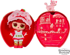 LOL Surprise! Loves Strawberry Shortcake Tots – Păpuși parfumate de colecție cu 7 surprize, animal de companie, modă, pantofi, pălărie, set de joacă cu căsuță convertibilă în formă de căpșuni, vârste 4+
