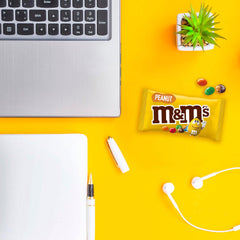 M&M's Confezione sfusa di cioccolato alle arachidi 24 x 45 g di lenticchie al cioccolato aromatizzate alle arachidi regalo al cioccolato (1080 g) ideali come dolcetto a tema calcistico