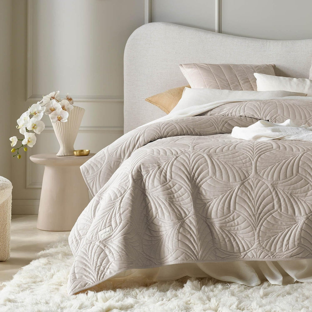 ROOM99 Feel Elegante copriletto in beige 220 x 240 cm Copriletto versatile come copriletto o divano Coperta per letto e divano Stile coperta Ideale come copriletto Velluto Letti e coperte in velluto Besuche den ROOM99-Store Beige 220X240