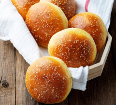 Hamburgerbrötchen, Perforiert, Antihaftbeschichte, 4 Runde Mulden Mit Je 12 Cm, Pfannengröße 28 X 28 Cm, 2.5 Cm Tief, Mittelgroß, Schwarz Stampi e vassoi per dolci Naty Shop