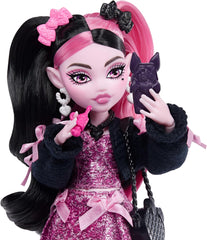 Păpușa Monster High, Draculaura cu rochie roz cu funde și cardigan negru, cu liliacul Contele Fabulos și 7 accesorii precum ramen, ruj și geantă, JHK29