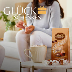 Cioccolata Lindt | Borsa tiramisù LINDOR | 137g| 11 palline di cioccolato al latte con ripieno di tiramisù che si scioglie in bocca | Dono di cioccolato