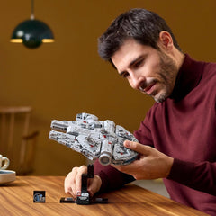 LEGO Star Wars Millennium Falcon 25° anniversario Set per adulti Nave costruibile Una nuova speranza Kit modello di astronave da collezione Regali per uomini e donne 75375 Set di costruzione Acquista il negozio LEGO