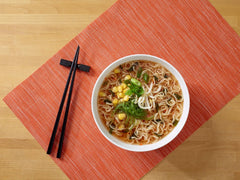 Nissin Ramen Premium - Confezione da 10 noodles istantanei al miso piccante in stile giapponese per ramen in stile "ristorante" con un sapore leggermente piccante di miso e scaglie di wakame (10 x 90,7 g)