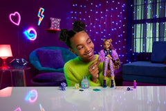 Păpușa Monster High Clawdeen Wolf cu cățeluș Crescent și accesorii precum ghiozdan, calendar, gustări și multe altele, HRP65