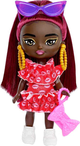 Barbie Extra Mini Minis, Extra Mini Minis Schwarze Barbiepuppe mit roten Haaren, rotem Kleid, Handtasche mit Schleife, Sonnenbrille und anderem Barbiezubehör, Geschenk für Kinder ab 3 Jahren,HLN47