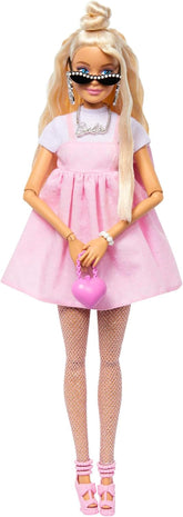 Barbie Deluxe Style-Puppe Nr. 3 mit Barbiecore-Outfit, blonden Haaren in hohem Dutt, pastellrosa Kleid mit überdimensionaler Schleife und Accessoires wie Netzstrumpfhosen, HYV27