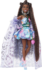 Barbie Extra Fancy, Langen schwarzen Haaren & Teddykleid, Sonnenbrille, Schmuck, Handschuhe, Geldbörse, High Heels, Bär mit EIS am Stiel, inkl. Barbiepuppe, als Geschenk geeignet,HHN13
