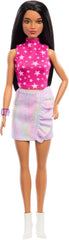Păpușa Barbie Fashionistas nr. 215 cu păr negru drept, bluză roz cu model de steluțe și fustă irizată, păpușă de modă de colecție care comemorează cea de-a 65-a aniversare, HRH13