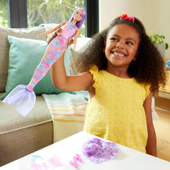 Păpușă Barbie 3 în 1, set de joacă cu 8 accesorii, inclusiv coadă de sirenă, aripi de zână, coliere regale, pantofi și multe altele pentru peste 10 look-uri diferite, JCP74