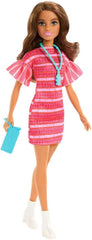 Barbie und Teresa Rezept für Freundschaft Teresa-Modepuppe mit unverkennbarem Outfit zum An- und Ausziehen, mit Accessoires inklusive einer Halskette, JCT02