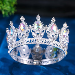 Corona in metallo argentato con pietre