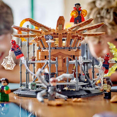 LEGO 76261 Marvel Spider-Man's Big Showdown, Spider-Man: No Way Home set con 3 minifigure Peter Parker più Green Goblin, Electro, Sandman, Ned, Doctor Strange e MJ, modello da collezione Set di costruzione Besuche den LEGO-Store