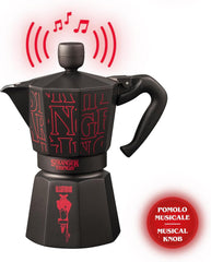 Bialetti Moka Express Stranger Things Cafetiera cu 6 căni, Buton muzical cu funcție de încărcare USB-C, Nu este potrivită pentru plite cu inducție, 6 căni (270 ml), Negru