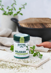 Fuchs Gewürze - Maggiorana gerebelt - zum Würzen von Kartoffelgerichten, Fleischgerichten oder Eintöpfen - ingredienti naturali - 10 g in wiederverwendbarer, recyclebarer Dose