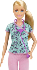 Păpușa Barbie GTW39 - Asistentă medicală (aprox. 30 cm) cu bluză imprimată și pantaloni roz, pantofi albi și stetoscop, cadou excelent pentru copiii cu vârsta de 3 ani și peste
