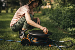 Roată de apă Fiskars Comfort L cu roți, set de udare all-inclusive, rază totală de acțiune de 31,5 m, înfășurare automată, furtun de grădină universal (Ø 13 mm), racord universal pentru robinet, 1071670