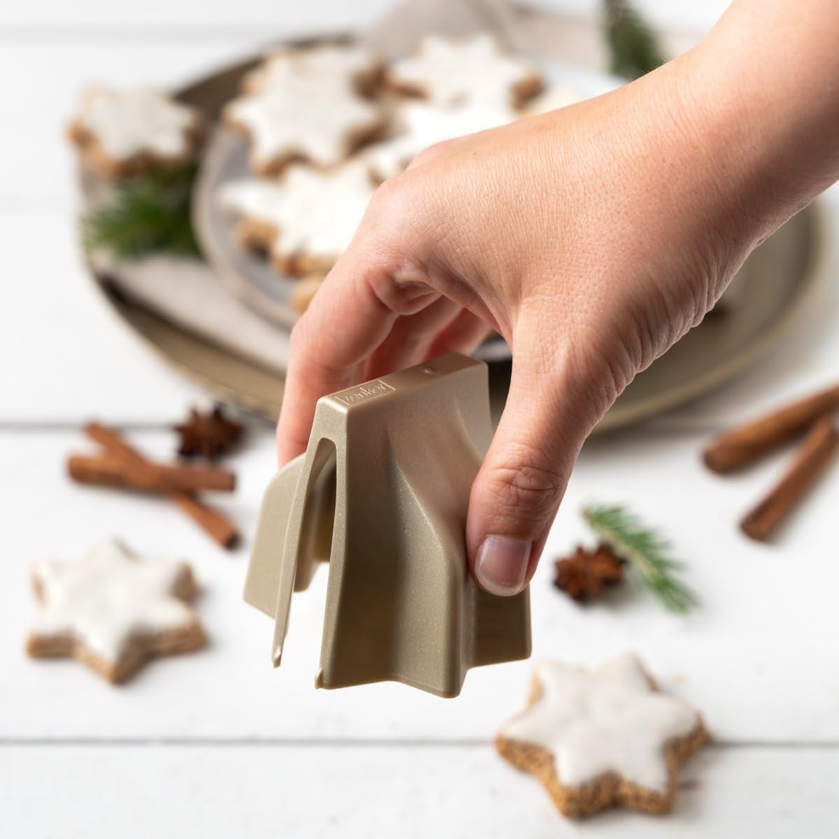 Formă de stea cu scorțișoară Zenker cu mecanism de pliere – Formă ergonomică pentru steluțe perfecte cu scorțișoară – Formă de biscuiți pliabilă cu motiv de stea – Fabricată în Germania, Aurie