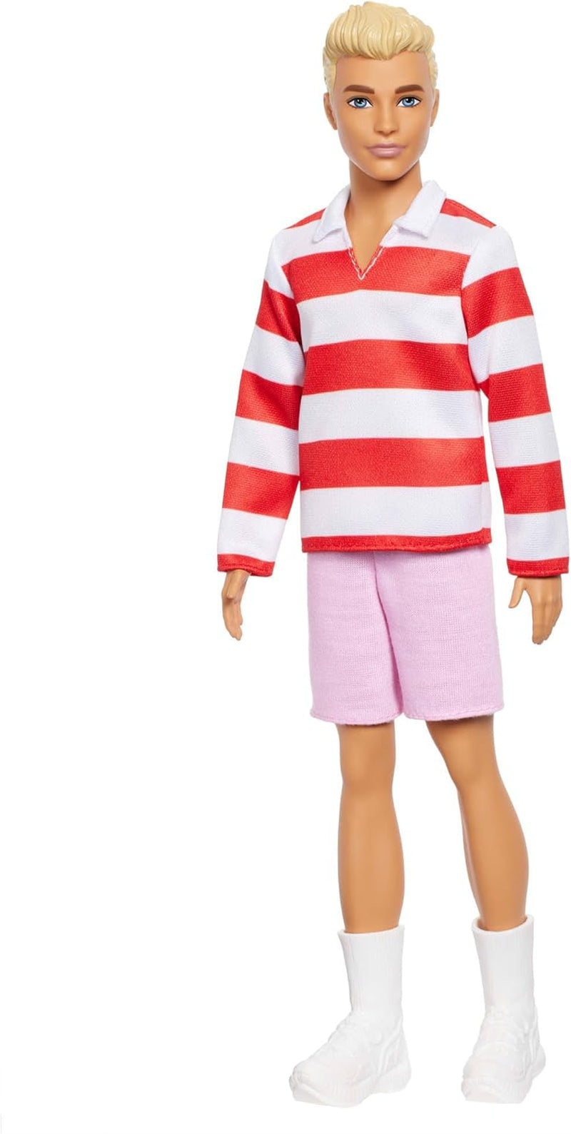 Barbie Fashionistas Ken-Puppe Nr. 241 mit blonden Haaren und einem rot-weiß gestreiftem Polohemd mit rosafarbener kurzer Hose, weißen Crew-Socken und Sneakern, HYV01