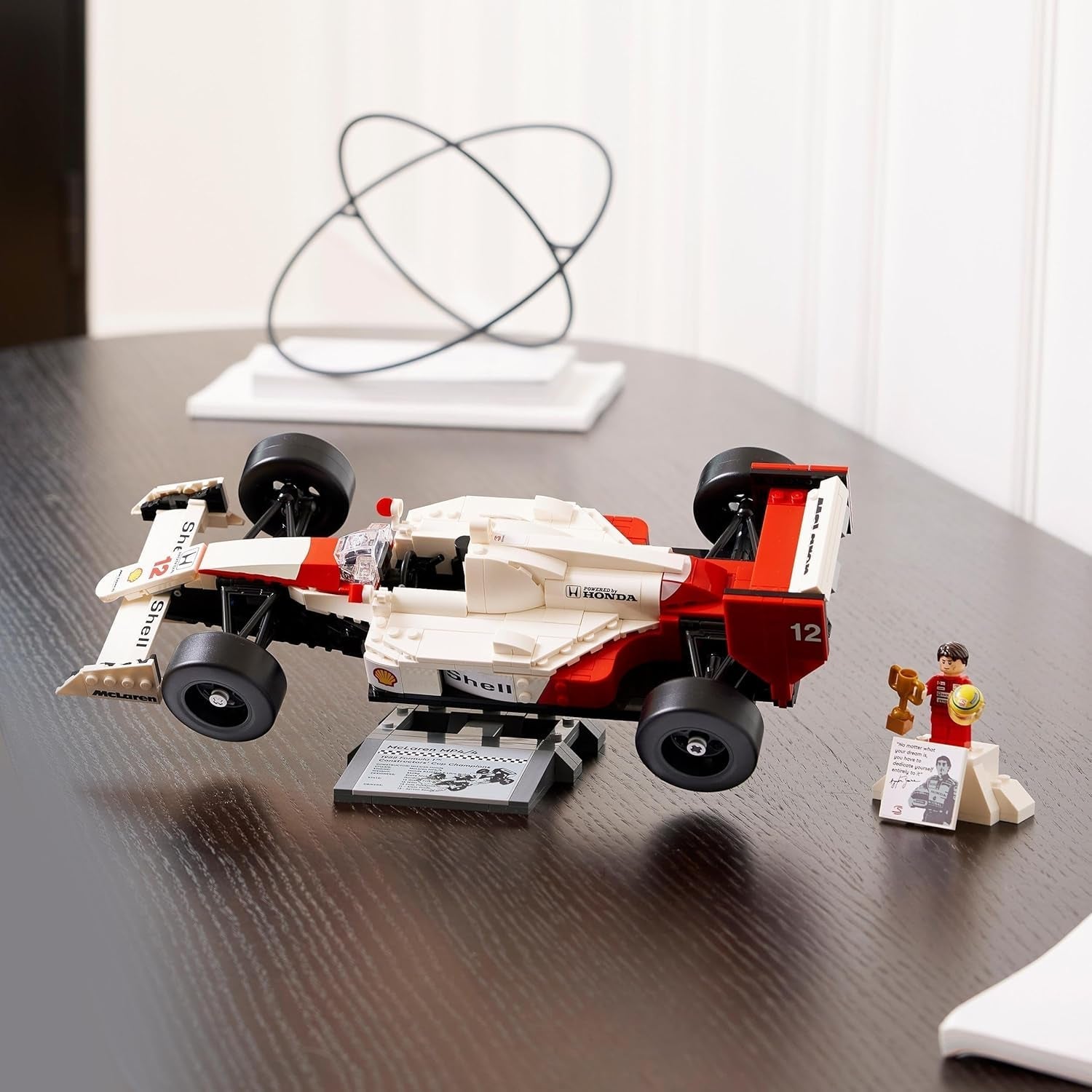 LEGO Icons Set di modellini di auto Mclaren MP4/4 e Ayrton Senna, kit di auto da corsa F1 per adulti con minifigure di pilota, da collezione, idea regalo per uomini, donne, lui e lei 10330 Set di costruzione Besuche den LEGO-Store