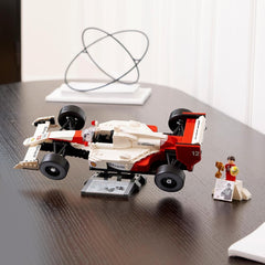 LEGO Icons Set di modellini di auto Mclaren MP4/4 e Ayrton Senna, kit di auto da corsa F1 per adulti con minifigure di pilota, da collezione, idea regalo per uomini, donne, lui e lei 10330 Set di costruzione Besuche den LEGO-Store