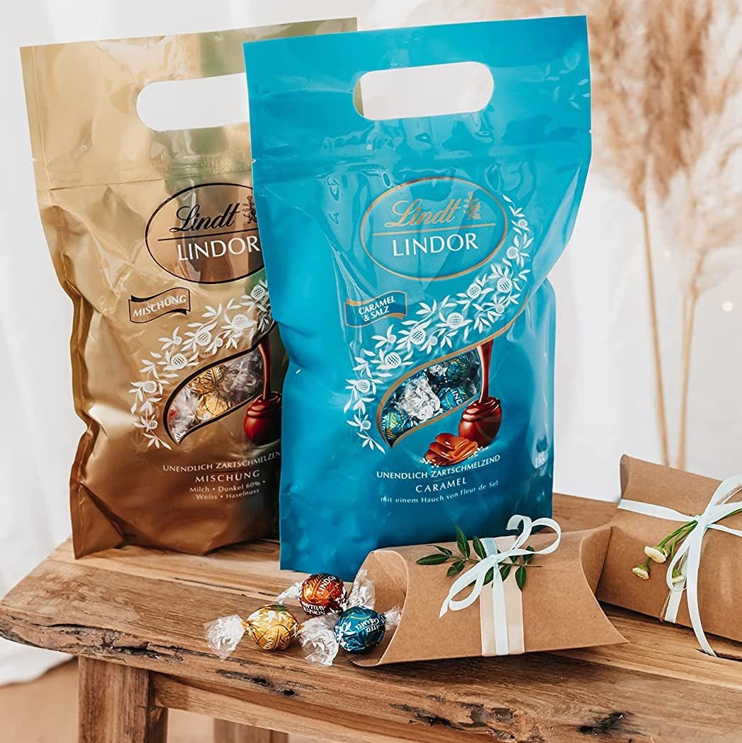 Palline di cioccolato LINDOR | Busta richiudibile da 1 kg | ca. 80 palline di cioccolato al latte con ripieno di menta | Confezione sfusa e palline di cioccolato al caramello salato LINDOR