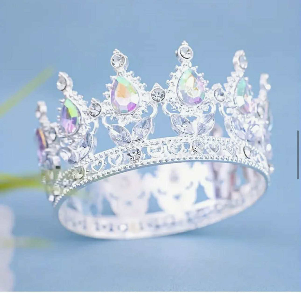 Corona in metallo argentato con pietre