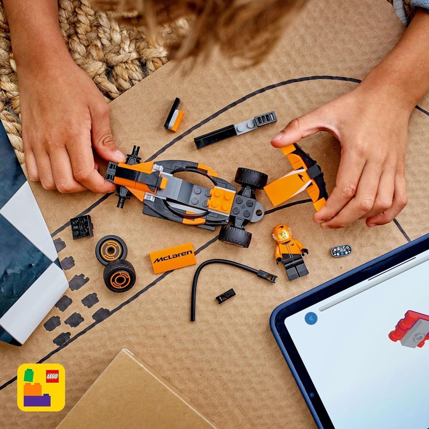 LEGO City Pilota di F1 con auto da corsa Mclaren - Modello giocattolo di Formula 1 con auto da corsa e minifigure - piccolo regalo per ragazzi e ragazze dai 6 anni o appassionati di sport motoristici 60442 Set da costruzione Besuche den LEGO-Store