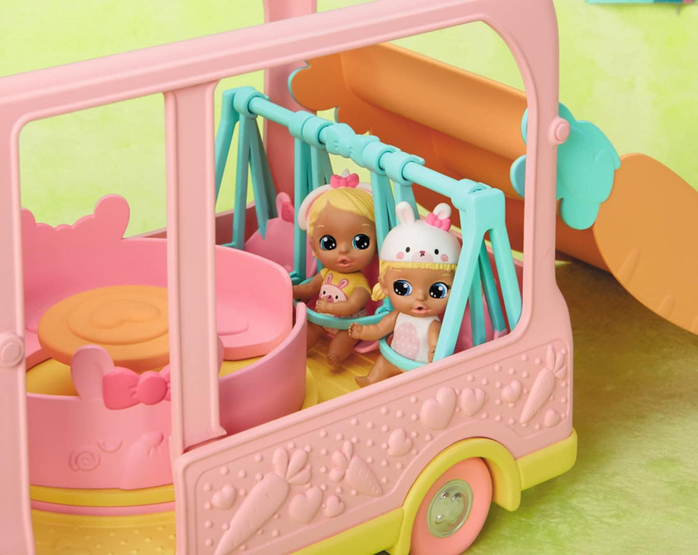 BABY born 904763 Autobuz Surpriză Bebeluși - autobuz de jucărie roz pentru păpuși mini mici, cu 2 păpuși exclusive, cărucior triplu, balansoar, carusel, tobogan și leagăn triplu.