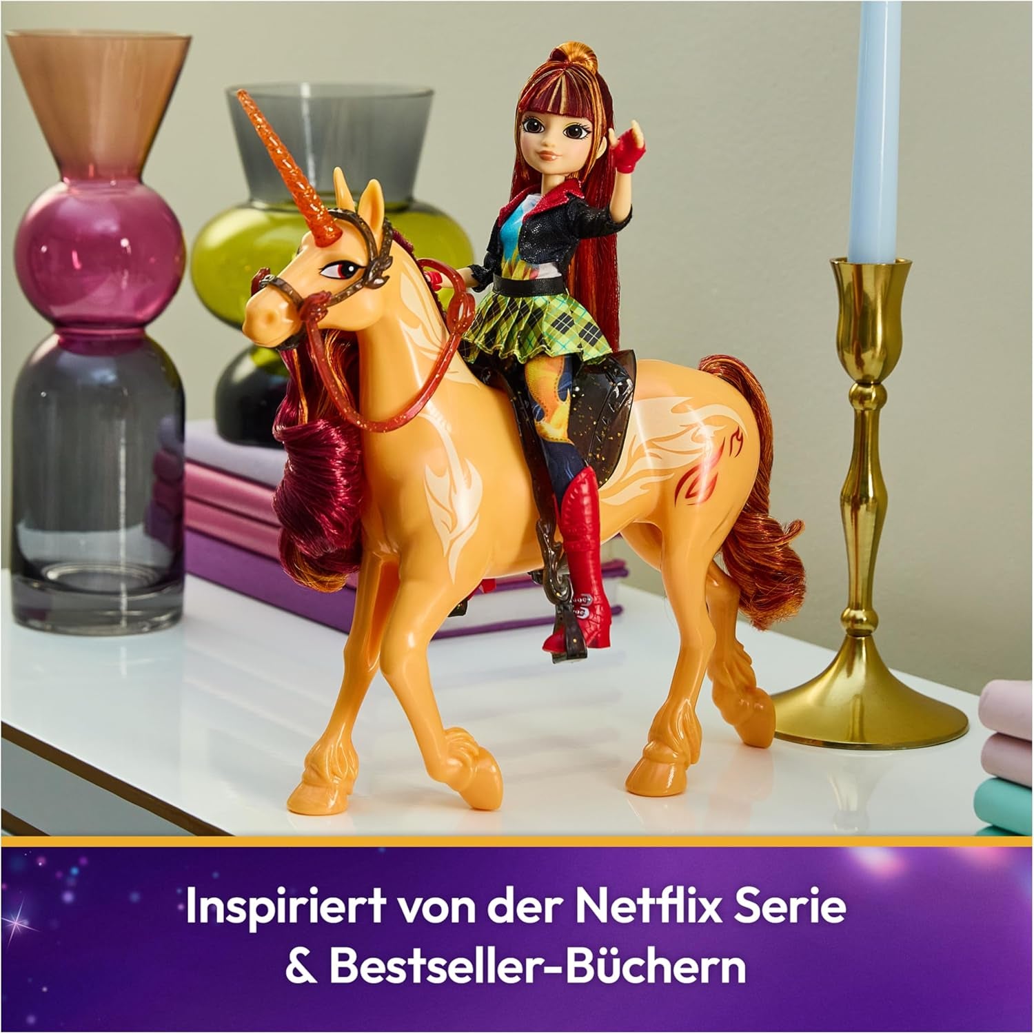 Unicornul Cinder de la Unicorn Academy - 28 cm înălțime, unicorn original de Valentina din serialul Netflix, cu coamă și coadă reale, frâu și șa detașabile și perie, pentru copii cu vârsta de 4 ani și peste