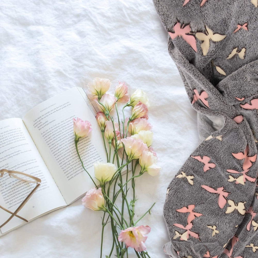 Kanguru Copriletto Glow Coperta Glow in the Dark Coperta Farfalla Coperta Morbida 130X150Cm Copridivano Luminoso. Coperta per bambini Glow in the Dark, grigia Letti e coperte Besuche den Kanguru-Store