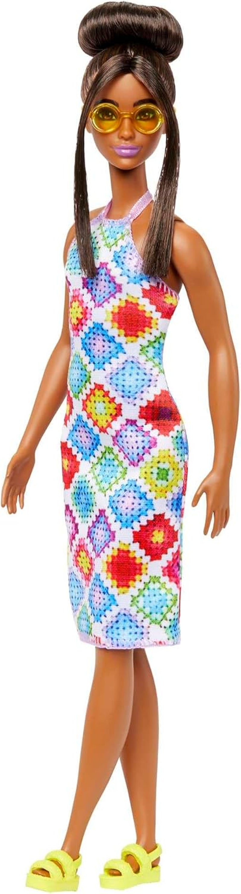 Barbie Fashionistas - Păpușa nr. 210 cu coc glamorous și rochie midi croșetată, ochelari de soare aurii și sandale galbene, pentru copii de la 3 ani în sus, HJT07 Papusi Naty Shop