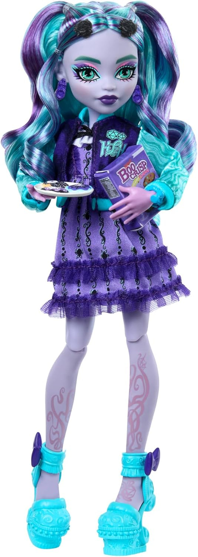 Monster High Fearbook Twyla Set aus Puppe und Zubehör mit Filmclub-Thema, Collegejacke, Jahrbuch, Brettspiel und Keksen, HXW31